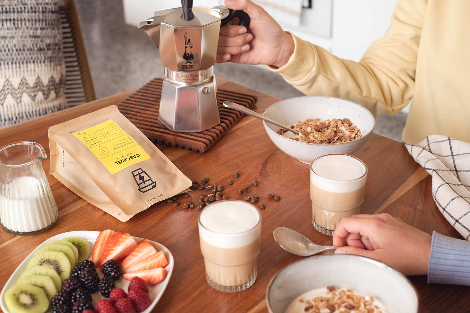 Desayuno servido con café de Syra Coffee, cafetera italiana, fruta y cuencos de cereales